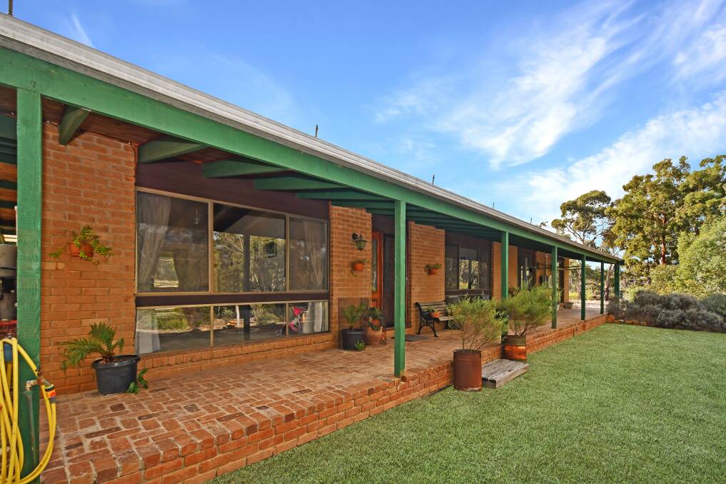 Quiet rural lifestyle on 8 acres with a bushland outlook