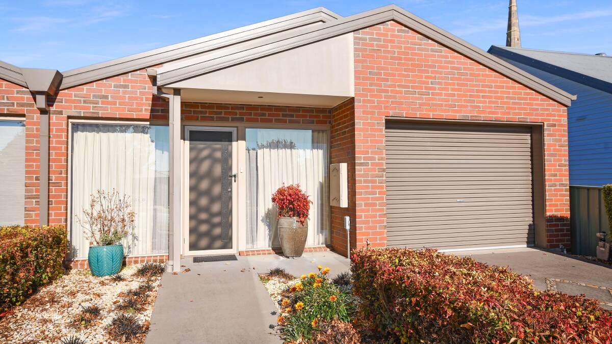 Delightful central Stawell townhouse with lovely features